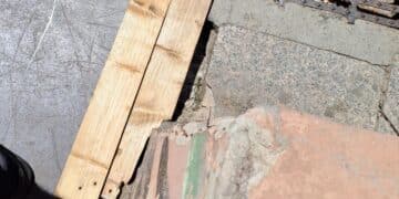 Cagliari, pericolo in via Abba: “Un rattoppo con tavole di legno e un chiodo sporgente sulla strada”