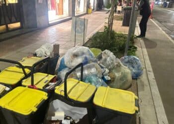 Cagliari, rifiuti e sanzioni: stretta sui ristoratori, multe e chiusure per i mastelli fuori orario