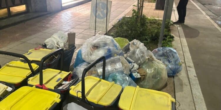 Cagliari, rifiuti e sanzioni: stretta sui ristoratori, multe e chiusure per i mastelli fuori orario