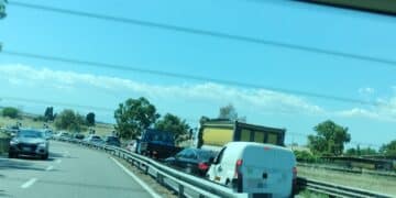 Cagliari, un’auto si ribalta paurosamente sulla statale 554: il traffico va in tilt, momenti di paura