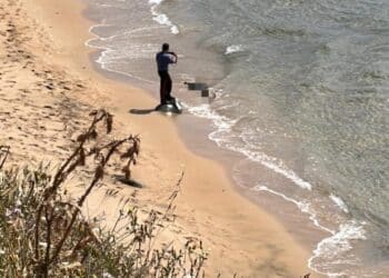 Macabro ritrovamento ad Arbus: corpo in decomposizione sulla battigia a Gutturu e Flummini