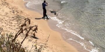 Macabro ritrovamento ad Arbus: corpo in decomposizione sulla battigia a Gutturu e Flummini