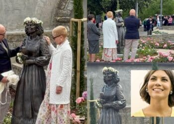 Gergei, una piazza avvolta da tante rose e una statua sorridente per Carlotta Dessì