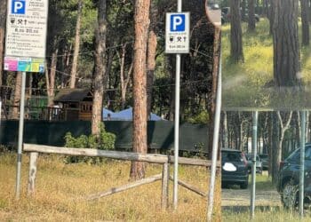 Pula, erba alta e niente servizi nei parcheggi a pagamento a due passi dal mare