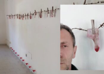 A Dolianova calzini che grondano di sangue, l’installazione in ricordo dei caduti sotto le bombe a Gaza