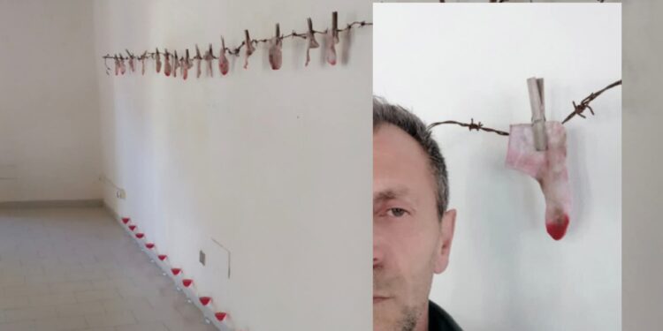 A Dolianova calzini che grondano di sangue, l’installazione in ricordo dei caduti sotto le bombe a Gaza