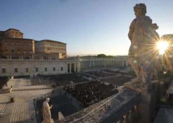 Il mondo attende la fumata bianca, da oggi in Vaticano si sceglie il nuovo Papa