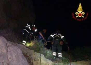Cagliari, turista bloccato su un sentiero di Calafighera: soccorso dai vigili del fuoco