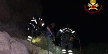 Cagliari, turista bloccato su un sentiero di Calafighera: soccorso dai vigili del fuoco