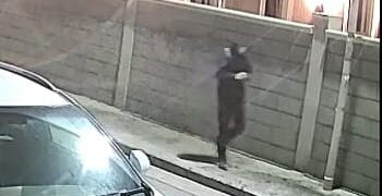 Topo d’auto con cappuccio e mascherina nuovamente in azione: due macchine vandalizzate e svuotate durante la notte a Foxi