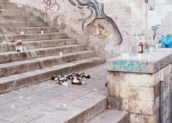 Cagliari, triste discarica di bottiglie in vetro in piazza Sant’Eulalia