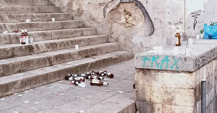 Cagliari, triste discarica di bottiglie in vetro in piazza Sant’Eulalia