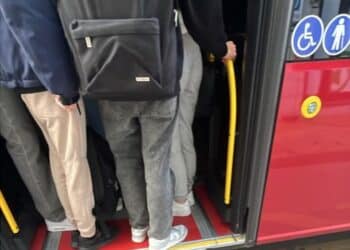 Sestu, studenti stretti come sardine all’interno dei bus: molti di loro nemmeno riescono a salire
