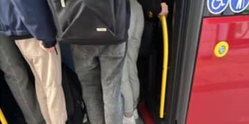 Sestu, studenti stretti come sardine all’interno dei bus: molti di loro nemmeno riescono a salire