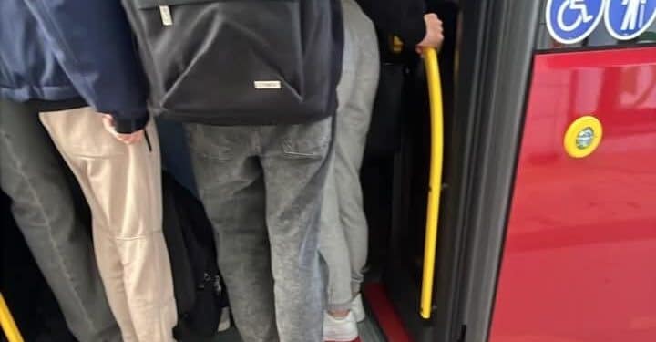 Sestu, studenti stretti come sardine all’interno dei bus: molti di loro nemmeno riescono a salire