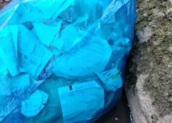 Selargius, abbandona rifiuti in strada ma dimentica nella busta il tagliando del parcheggio