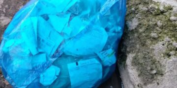 Selargius, abbandona rifiuti in strada ma dimentica nella busta il tagliando del parcheggio