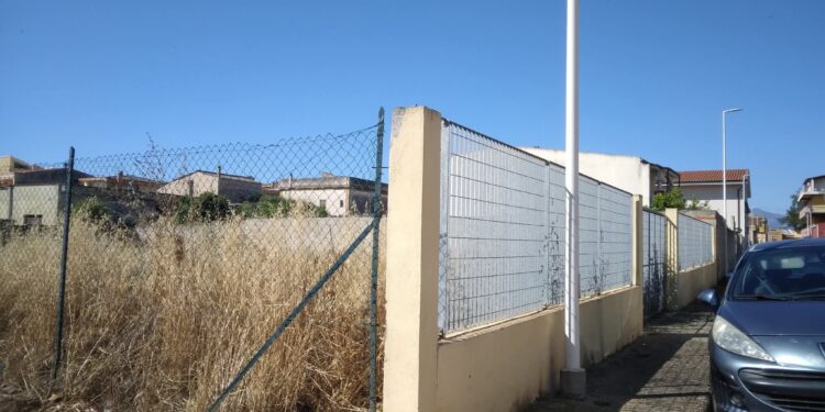 Assemini: un terreno della Regione “recintato, abbandonato e a rischio incendi”