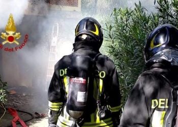 Villacidro, scoppia un incendio dentro una casa: diverse ore di lavoro per i vigili del fuoco