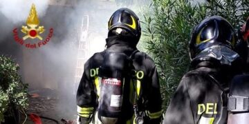 Villacidro, scoppia un incendio dentro una casa: diverse ore di lavoro per i vigili del fuoco