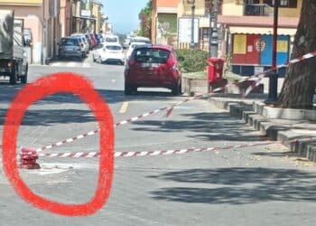 Capoterra, con l’auto dentro una buca: “Distrutto un pneumatico, quella strada è una vergogna”