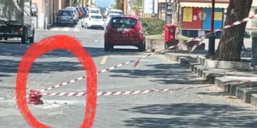Capoterra, con l’auto dentro una buca: “Distrutto un pneumatico, quella strada è una vergogna”