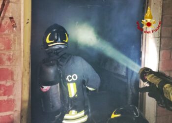 Cagliari, paura in via Copenaghen: incendio in una cantina, intervento dei vigili del fuoco