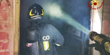 Cagliari, paura in via Copenaghen: incendio in una cantina, intervento dei vigili del fuoco