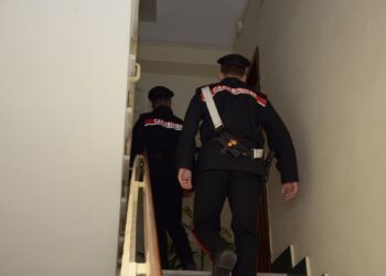 Tenta di sfondare la porta di casa della ex, poi aggredisce i carabinieri: pensionato in arresto a Sestu