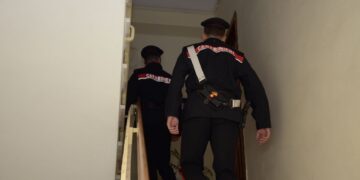 Tenta di sfondare la porta di casa della ex, poi aggredisce i carabinieri: pensionato in arresto a Sestu