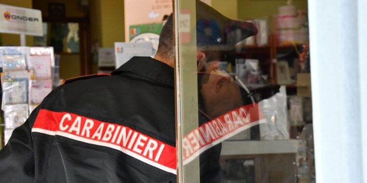 Furto in un salone di bellezza a Gonnosfanadiga, denunciato un 18enne: in casa la refurtiva per 10 mila euro