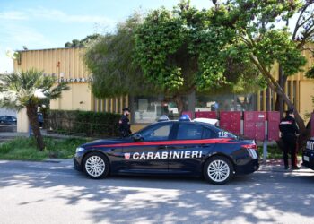 Carbonia, raggirava i passanti fingendosi un parente in difficoltà: truffatore in carcere