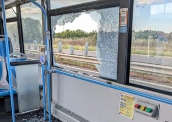 Frammento di cartongesso centra il finestrino, paura su un bus Ctm a Cagliari