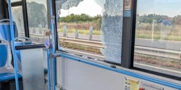 Frammento di cartongesso centra il finestrino, paura su un bus Ctm a Cagliari