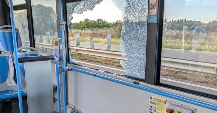 Frammento di cartongesso centra il finestrino, paura su un bus Ctm a Cagliari