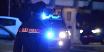 Quartu, non si ferma all’alt e finisce fuori strada: 24enne soccorso e denunciato