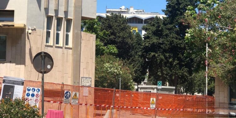 Rabbia all’Oncologico: “Ecco i lavori in corso, ma non sono quelli delle sale operatorie: è l’ennesima beffa”