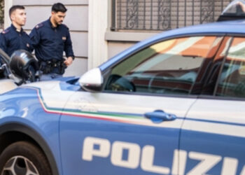 Partorisce nel bagno a casa di amici e getta il bimbo nelle tubature: arrestata 29enne
