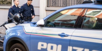 Partorisce nel bagno a casa di amici e getta il bimbo nelle tubature: arrestata 29enne