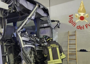 Bus scolastico con a bordo 30 bambini si scontra con un tir: morta una maestra