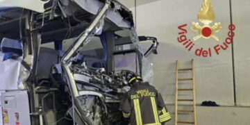 Bus scolastico con a bordo 30 bambini si scontra con un tir: morta una maestra