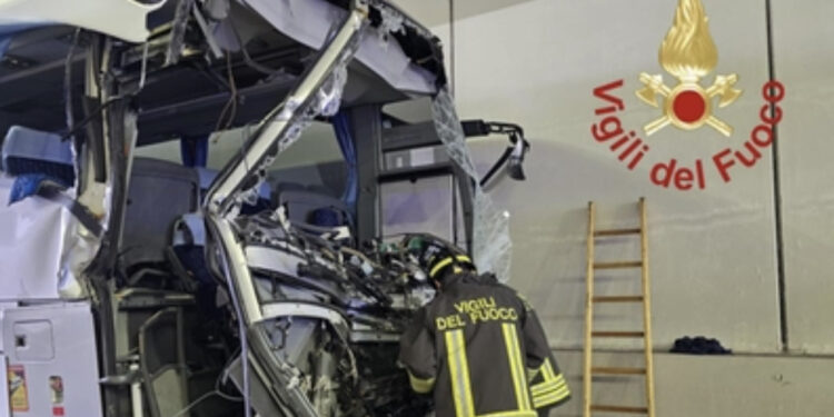 Bus scolastico con a bordo 30 bambini si scontra con un tir: morta una maestra