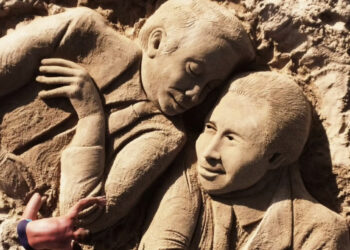 L’omaggio di Nicola Urru a Falcone e Borsellino sulla spiaggia di Platamona