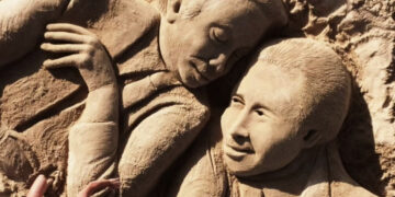 L’omaggio di Nicola Urru a Falcone e Borsellino sulla spiaggia di Platamona