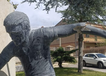 Mandas, atto vandalico nei confronti della statua di Gigi Riva: “Sdegno e disgusto”
