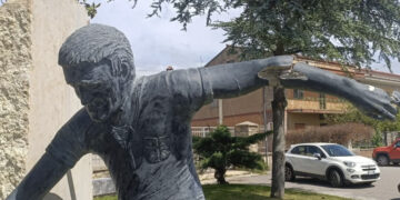 Mandas, atto vandalico nei confronti della statua di Gigi Riva: “Sdegno e disgusto”