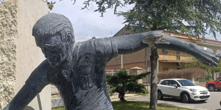 Mandas, atto vandalico nei confronti della statua di Gigi Riva: “Sdegno e disgusto”