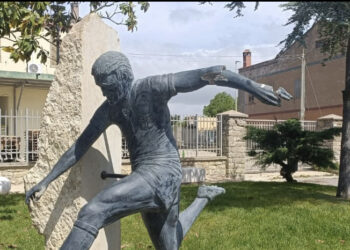 Danneggiata la statua di Gigi Riva a Mandas, giovane confessa: “Pagherà il restauro”