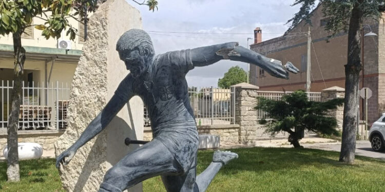 Danneggiata la statua di Gigi Riva a Mandas, giovane confessa: “Pagherà il restauro”