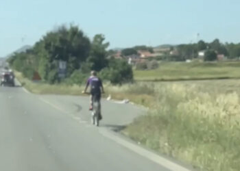 Nuraminis, ciclista sfreccia sulla 131: “Non aveva nessun tipo di protezione”